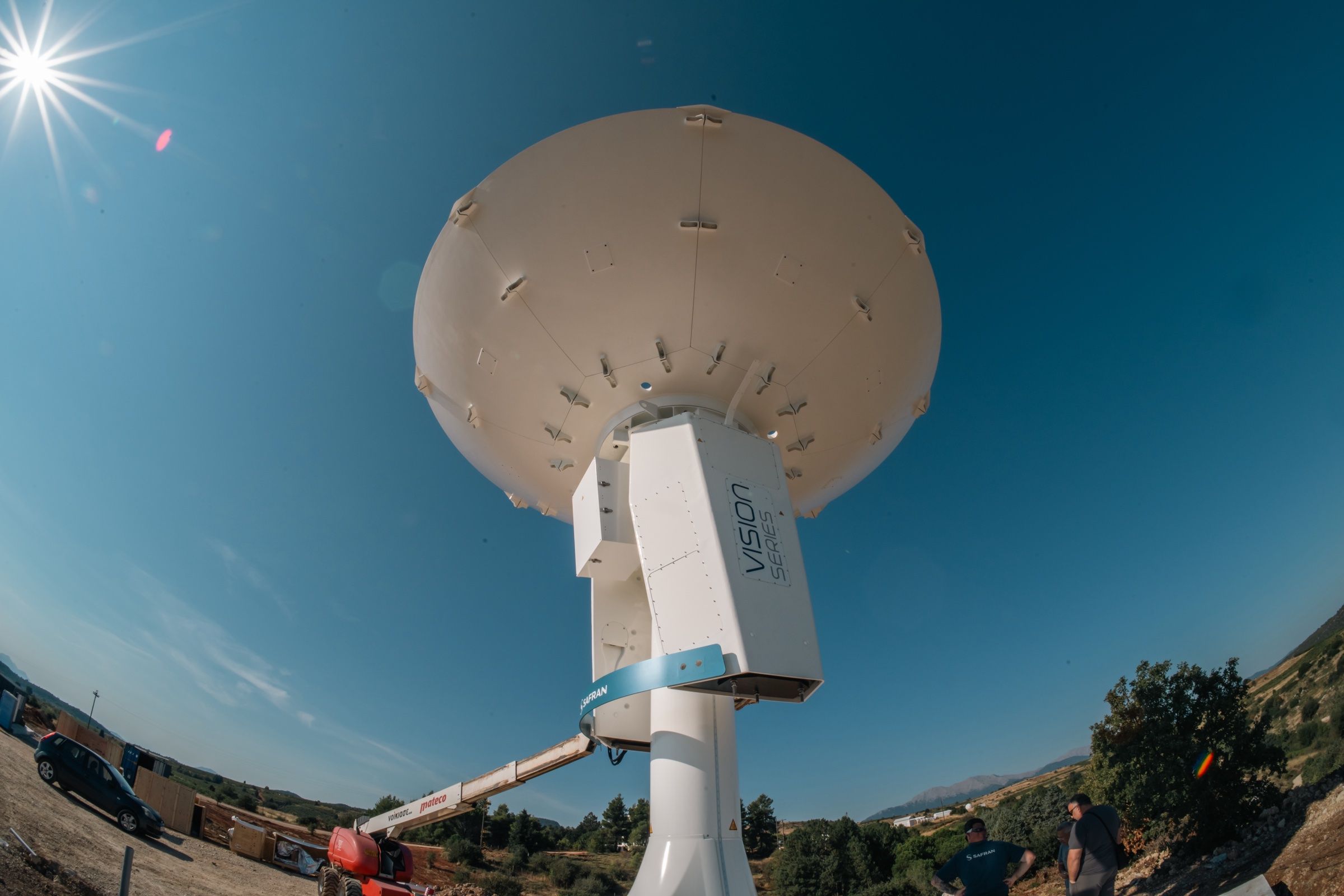 The new 6.1 m Safran antenna at Kryoneri