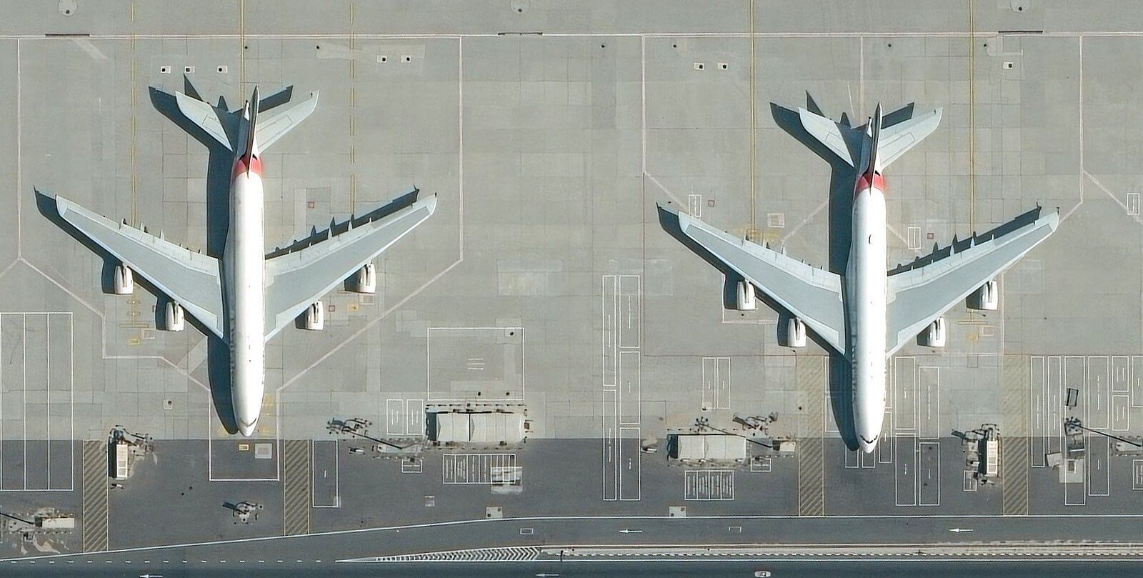 Two wide-body aircraft at their stands, 15 cm HD