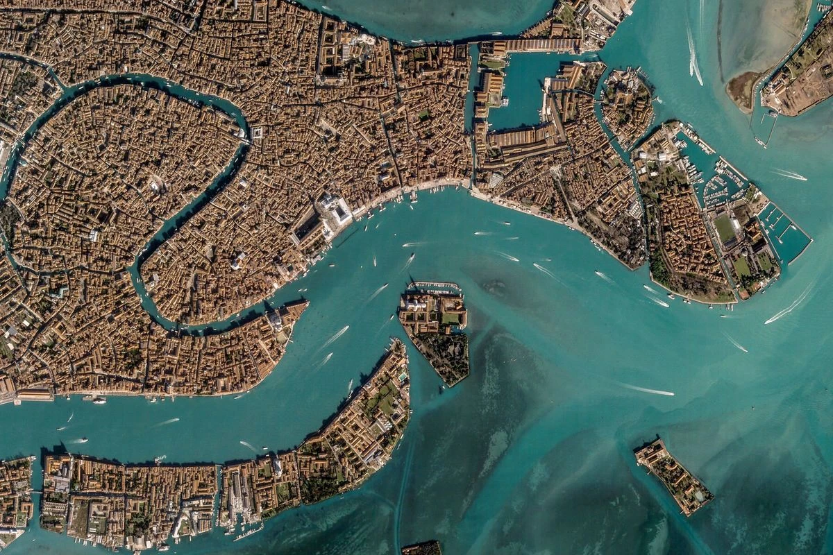PlanetScope image of Venice: the Grand Canal curving through the dense historic centre, with boat wakes across the lagoon